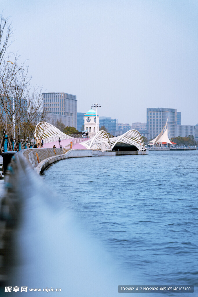 雾色城市湖岸风光