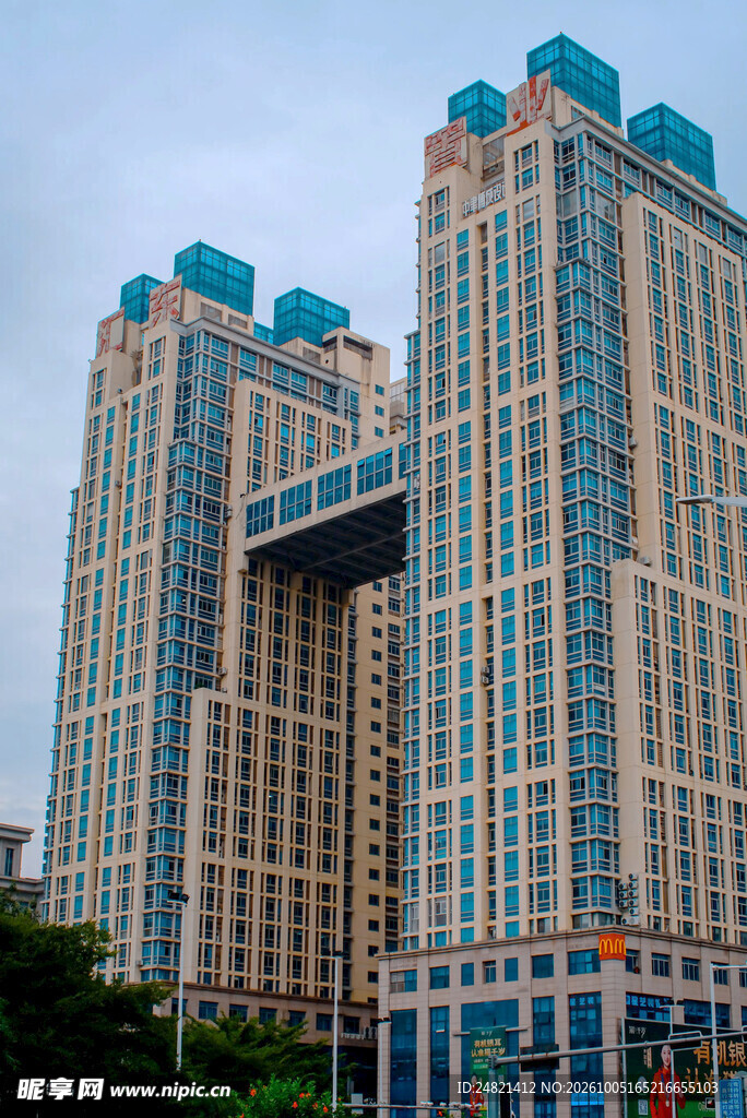 现代高层连体商务建筑
