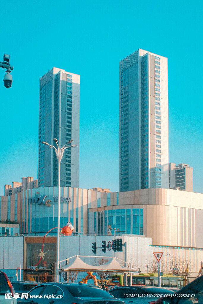 都市双子高楼街景