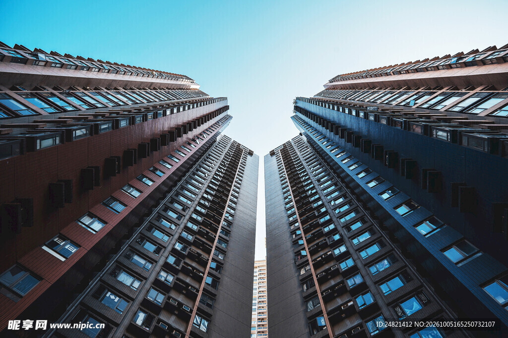 仰拍对称摩天建筑群