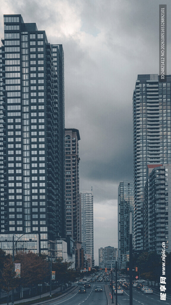 阴天城市高楼街景
