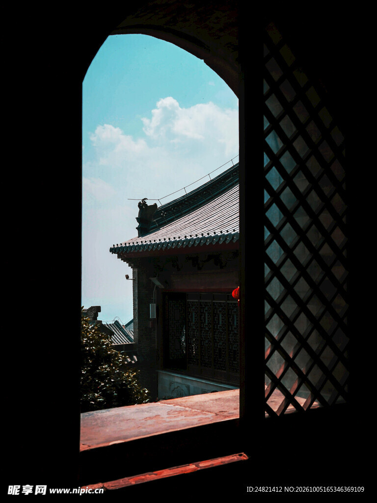 隔窗望中式古建晴空