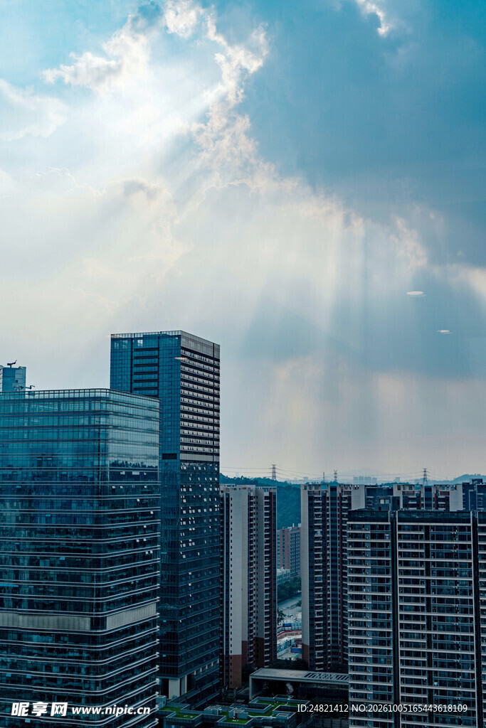 城市高楼与晴朗天空