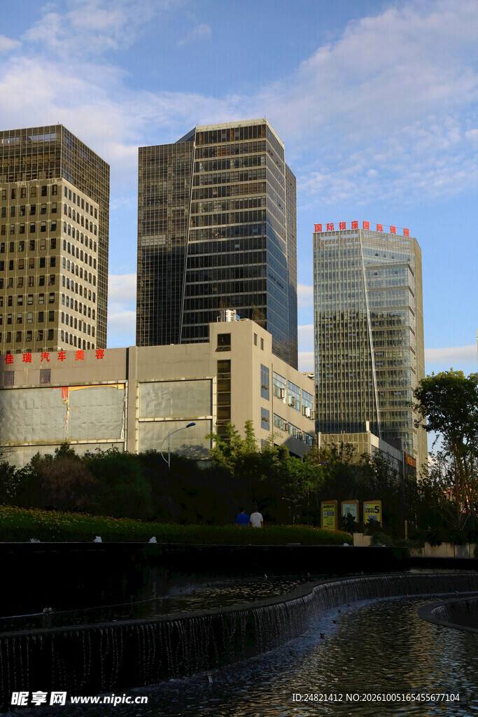 滨水城市高楼建筑群
