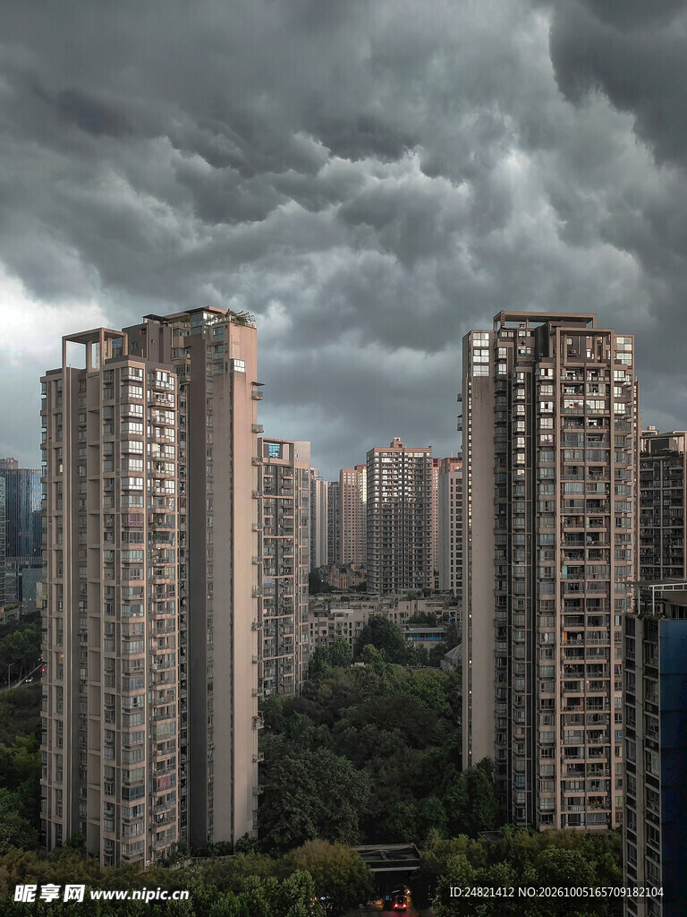 乌云下的城市高层住宅