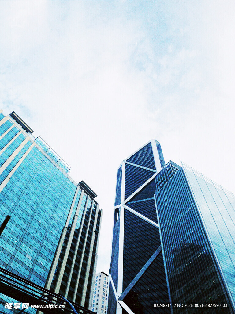 仰拍城市商务摩天建筑群