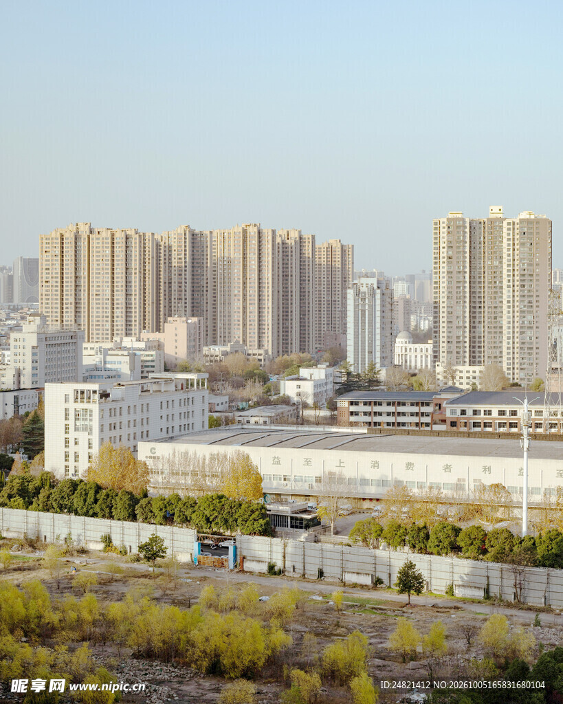 秋日城市建筑群远景