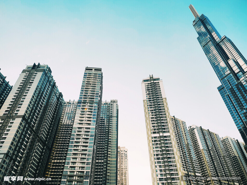 仰视城市摩天建筑群