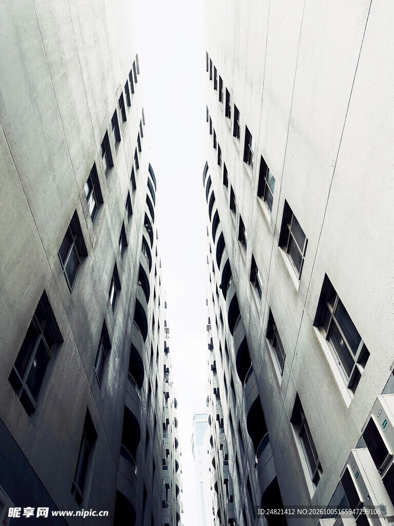 仰拍高层现代建筑