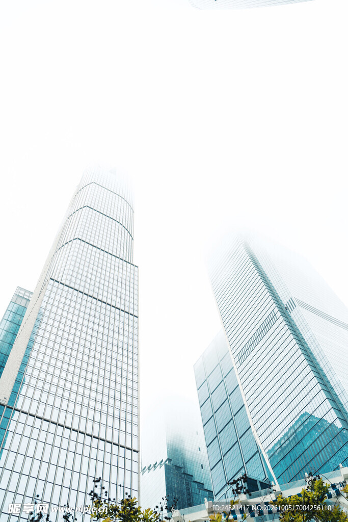 仰拍城市商务摩天建筑群