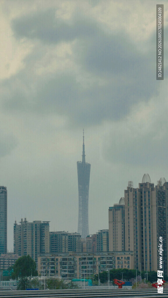 阴天城市高楼远景