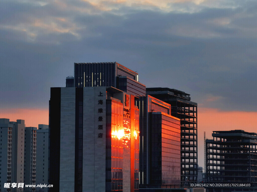 黄昏城市高楼景观