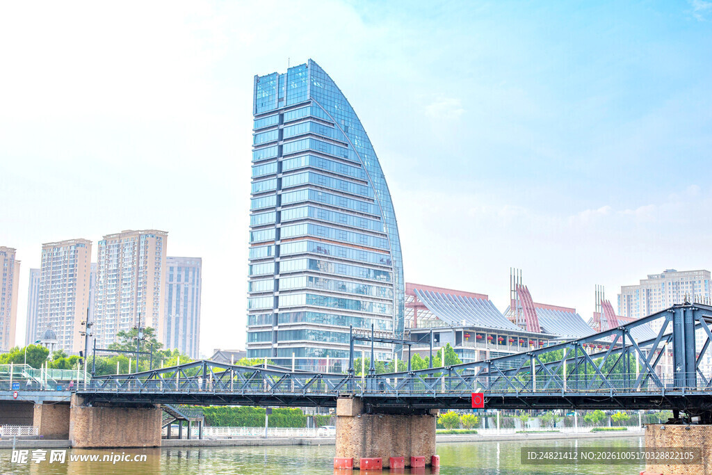 河畔城市滨水风光