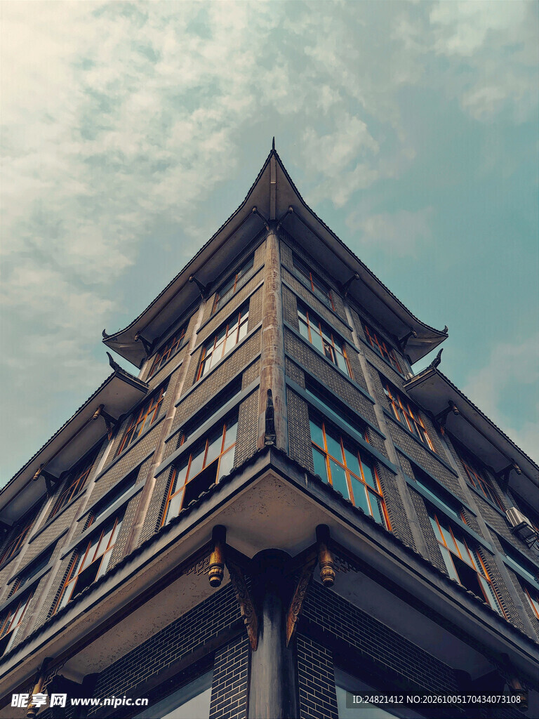 仰拍中式古风塔楼