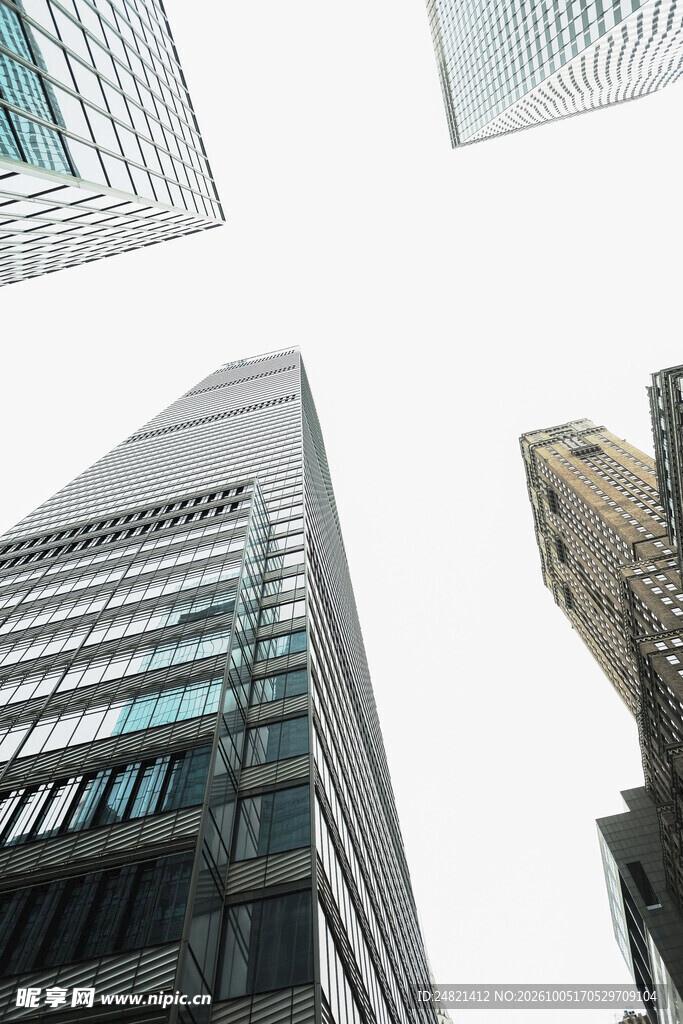 仰视城市摩天大楼