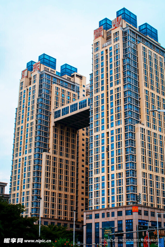 现代高层城市商住楼宇