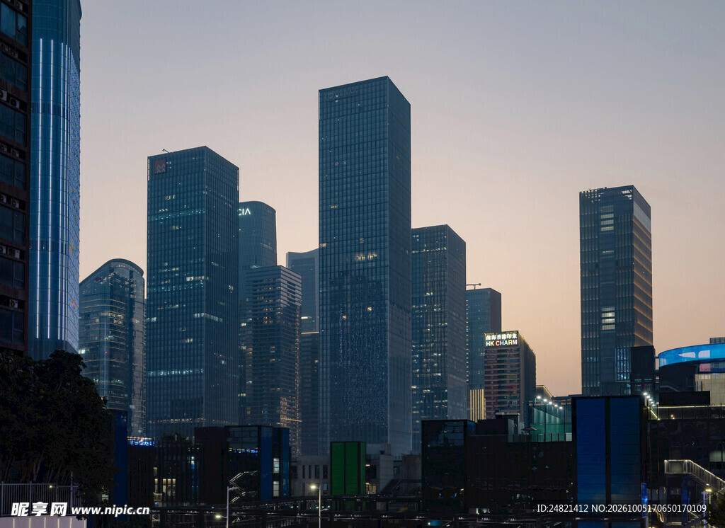 黄昏都市摩天楼群