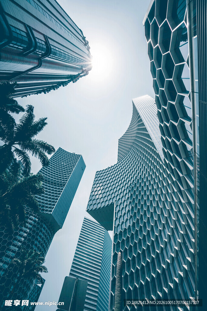 仰拍城市摩天商务建筑群
