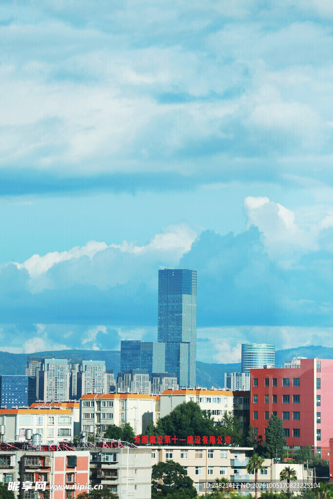 蓝天白云下的城市建筑群