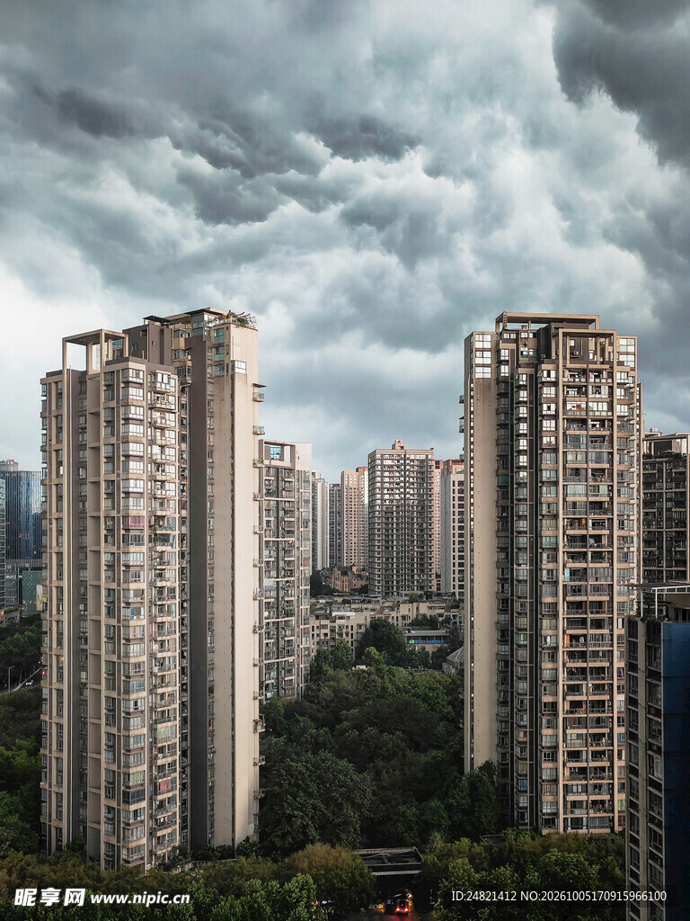 乌云下的城市高层住宅