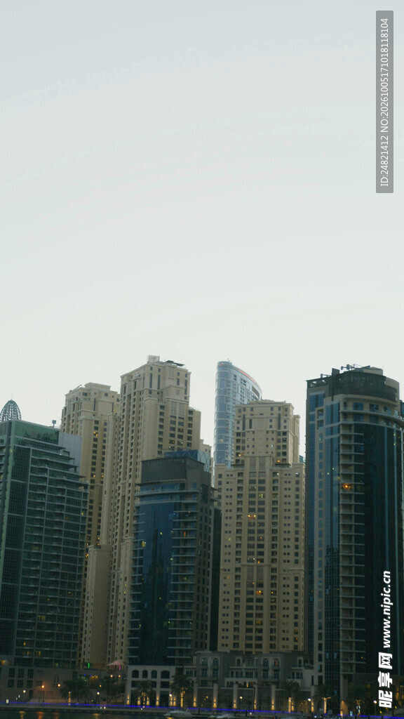 阴天城市高楼建筑群