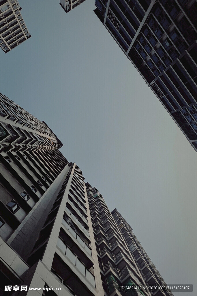 仰拍城市摩天建筑群