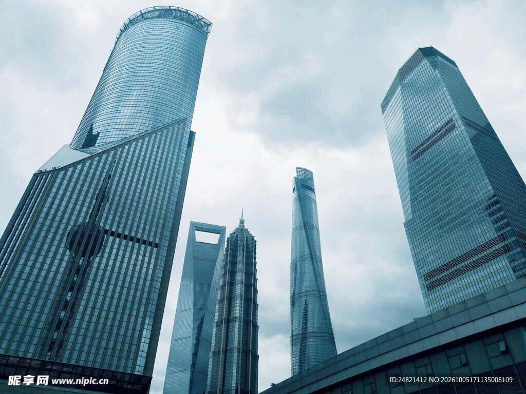 陆家嘴摩天大楼仰拍