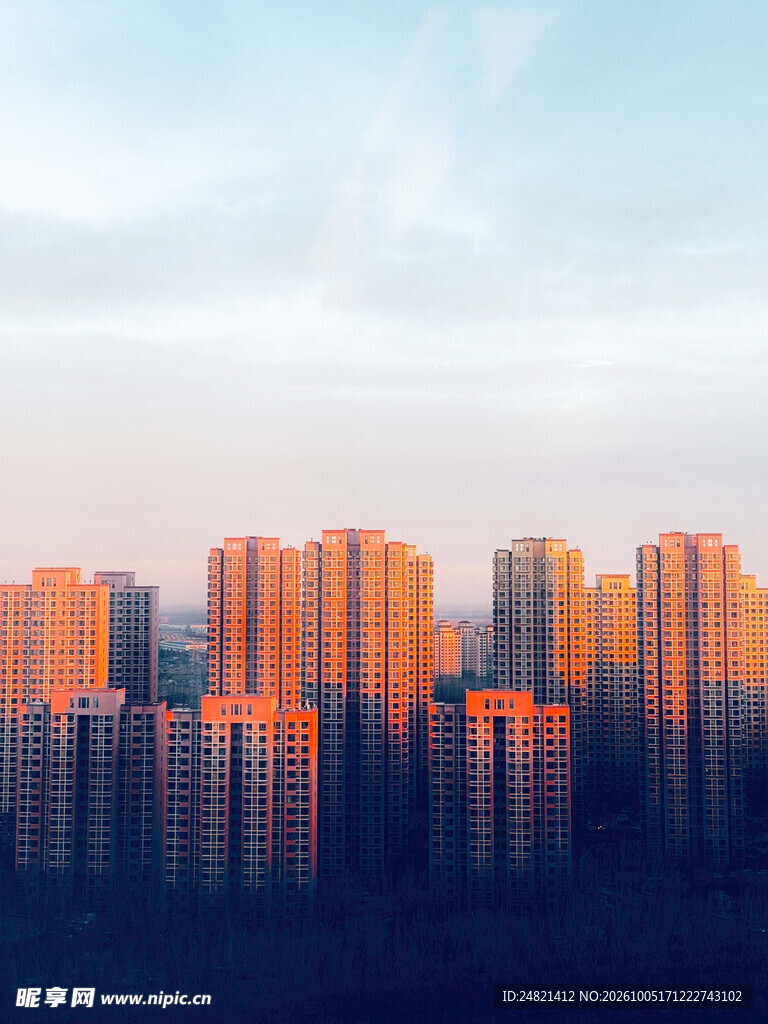 夕照城市楼宇倒影