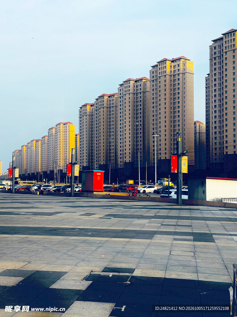 城市广场旁高层住宅群