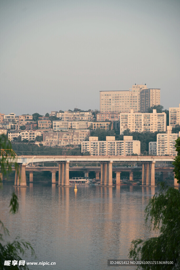 河畔城市黄昏景致