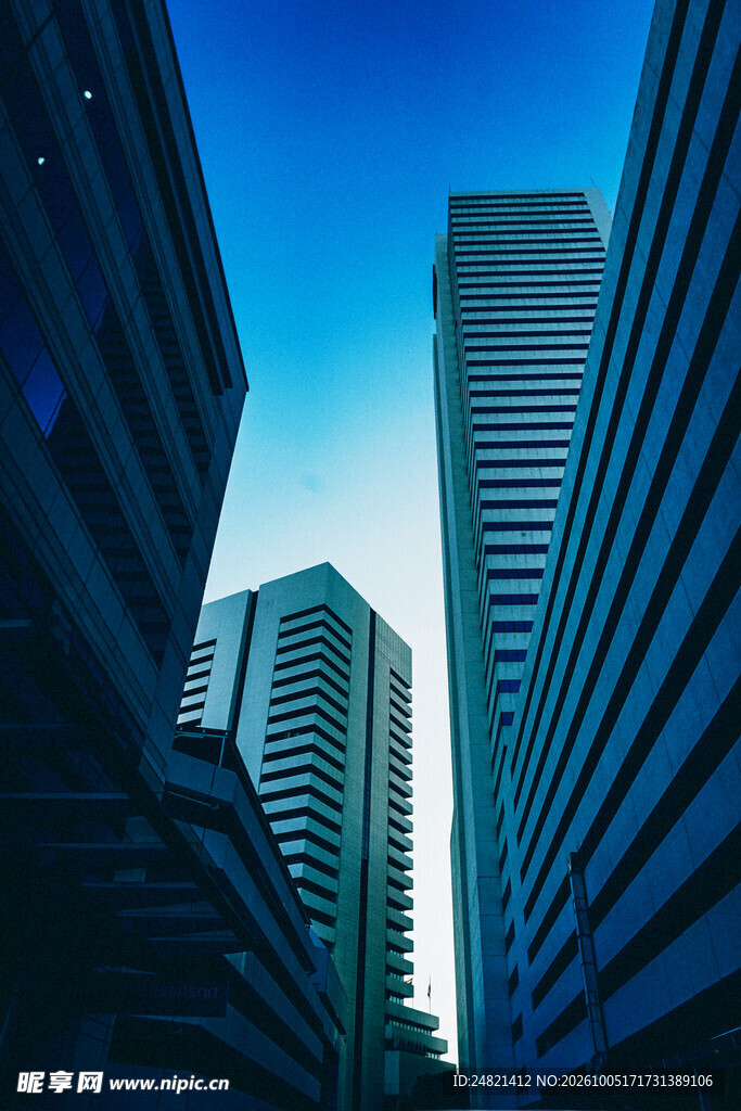 仰拍都市摩天高楼群