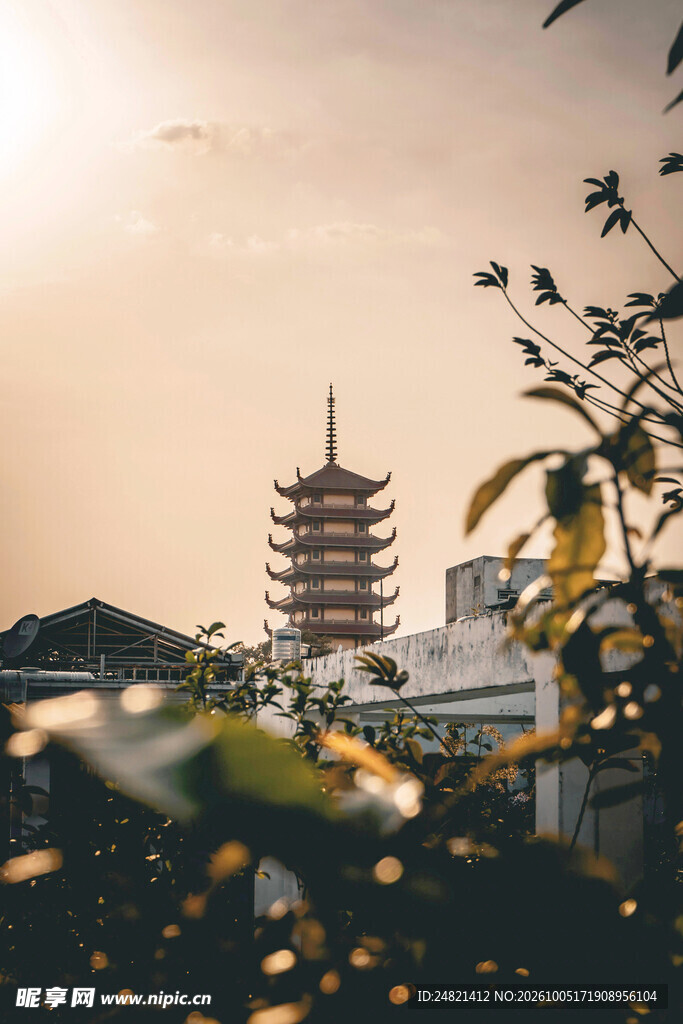 落日下的中式古塔