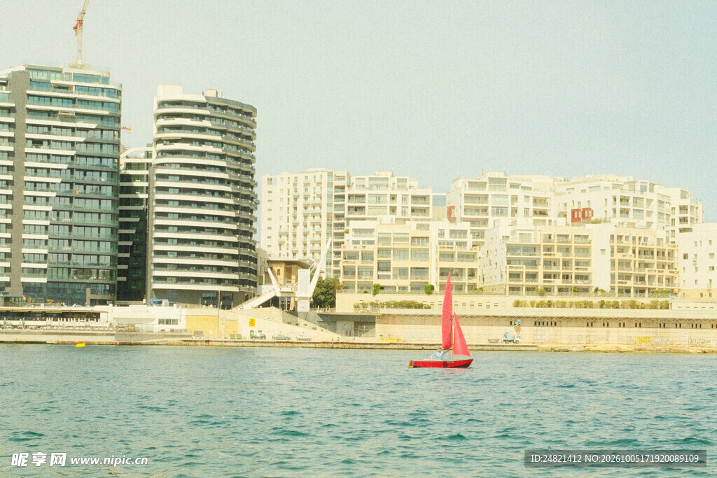 海岸红帆城市风光