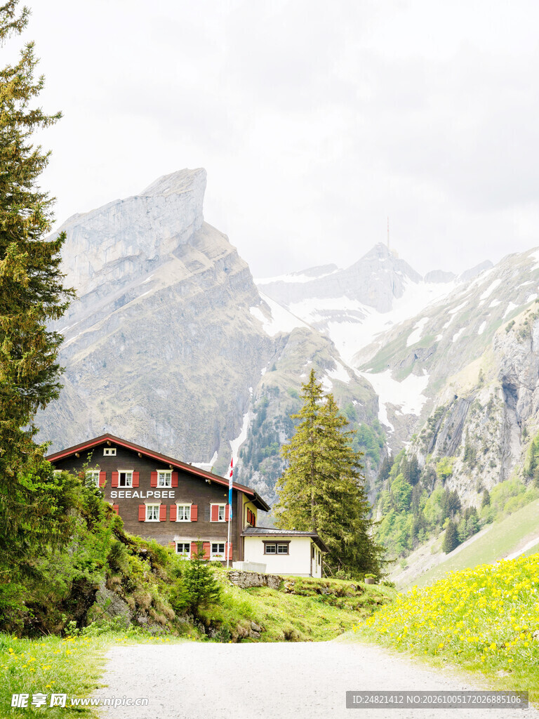阿尔卑斯山间木屋美景
