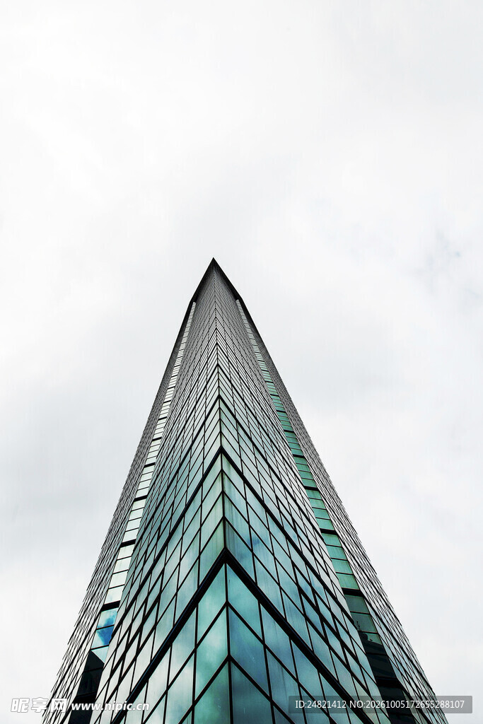 仰拍尖顶现代商务建筑