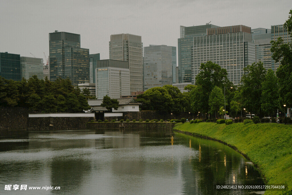 河畔城市天际线
