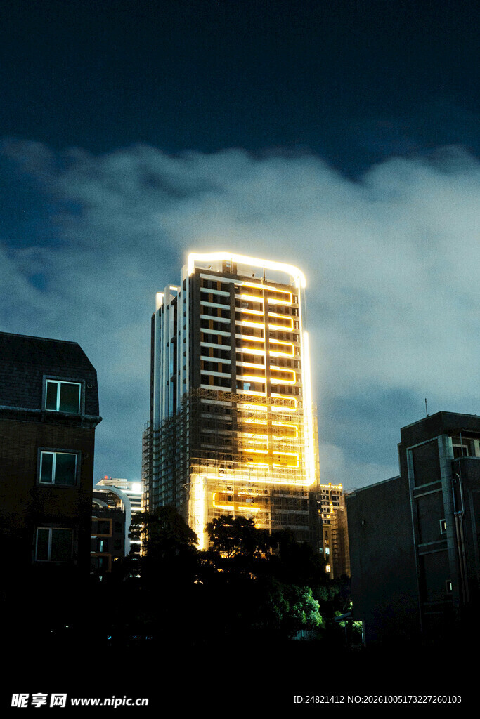 夕照城市高楼建筑