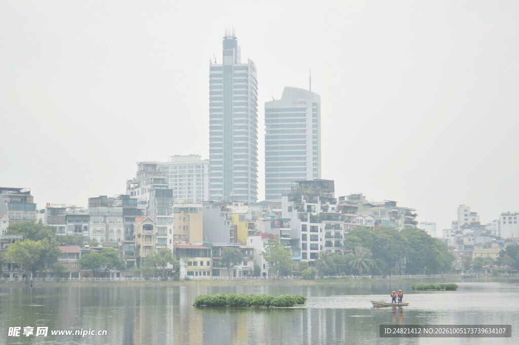 雾中湖畔城市风光
