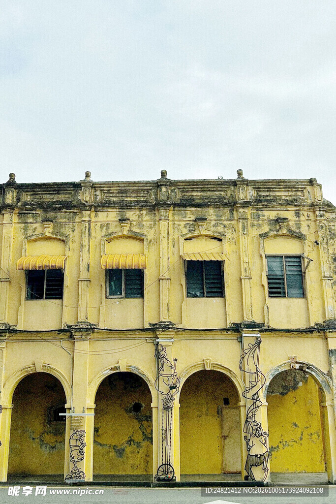 欧式复古黄墙老建筑