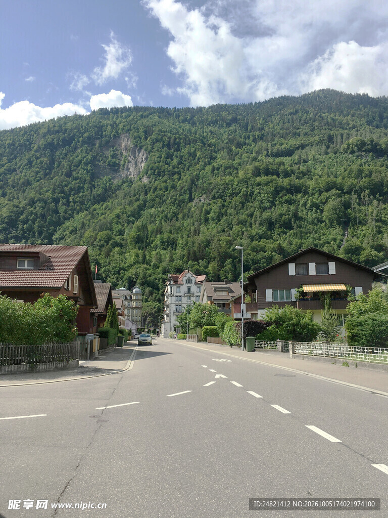 山脚下小镇公路风光