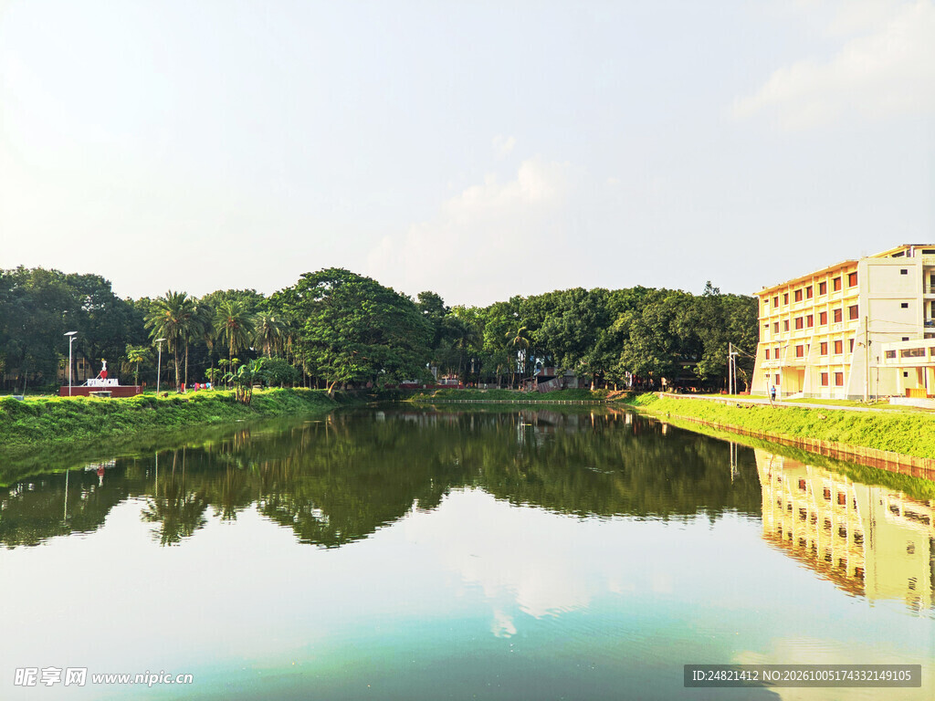 湖畔校园湖景风光