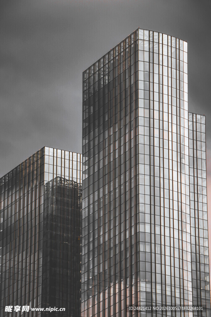 阴天城市摩天建筑群