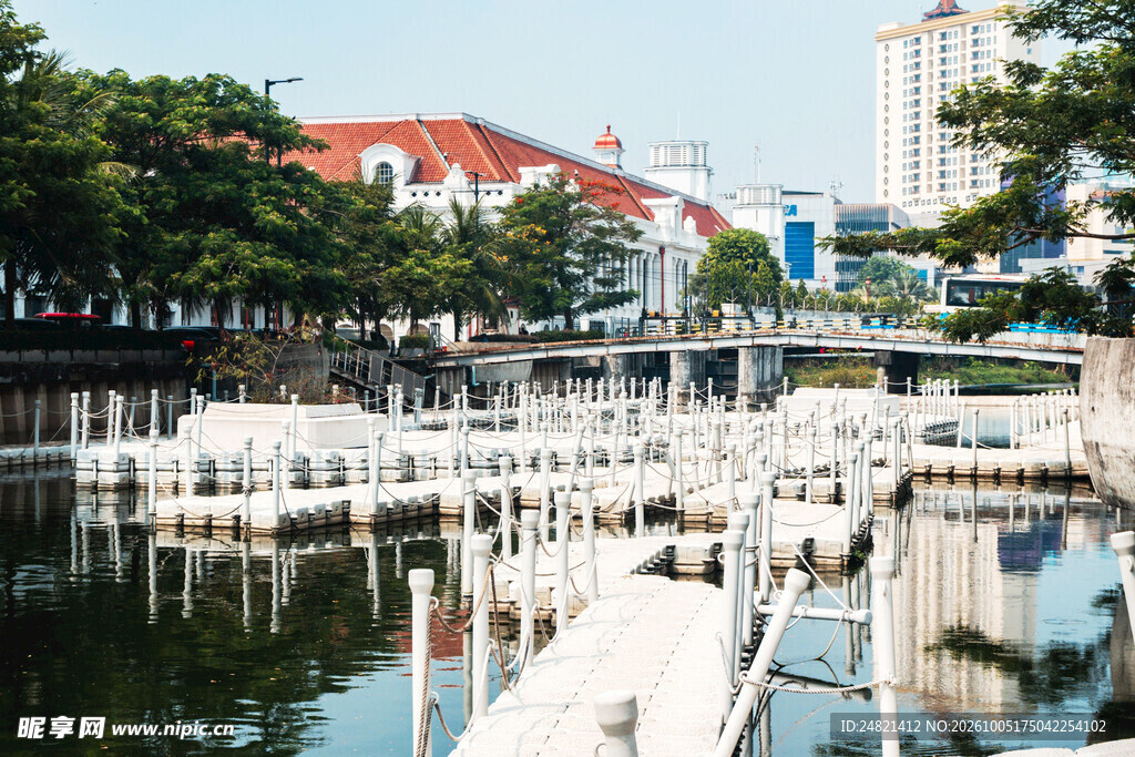 城市河畔水景风光