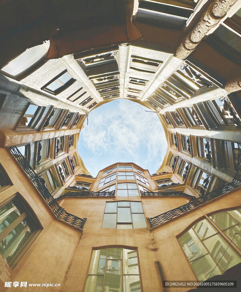 建筑中庭穹顶仰拍