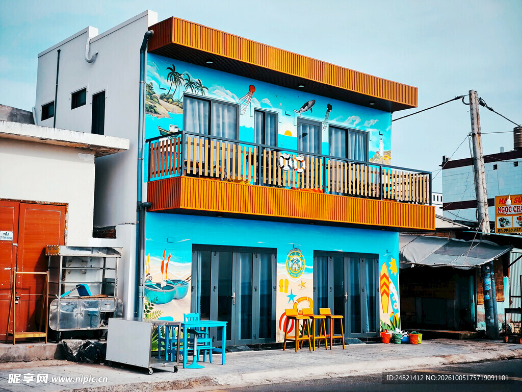 彩绘外墙双层临街建筑
