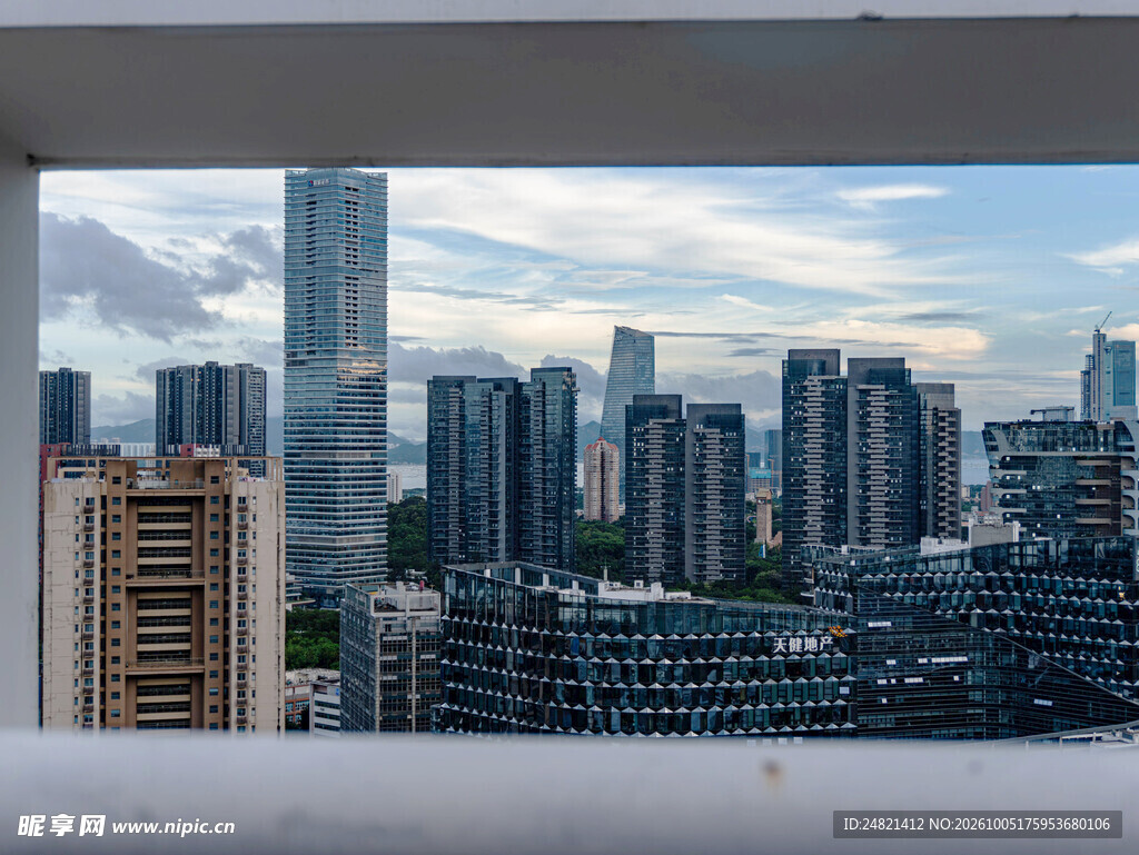 窗边城市天际线景观