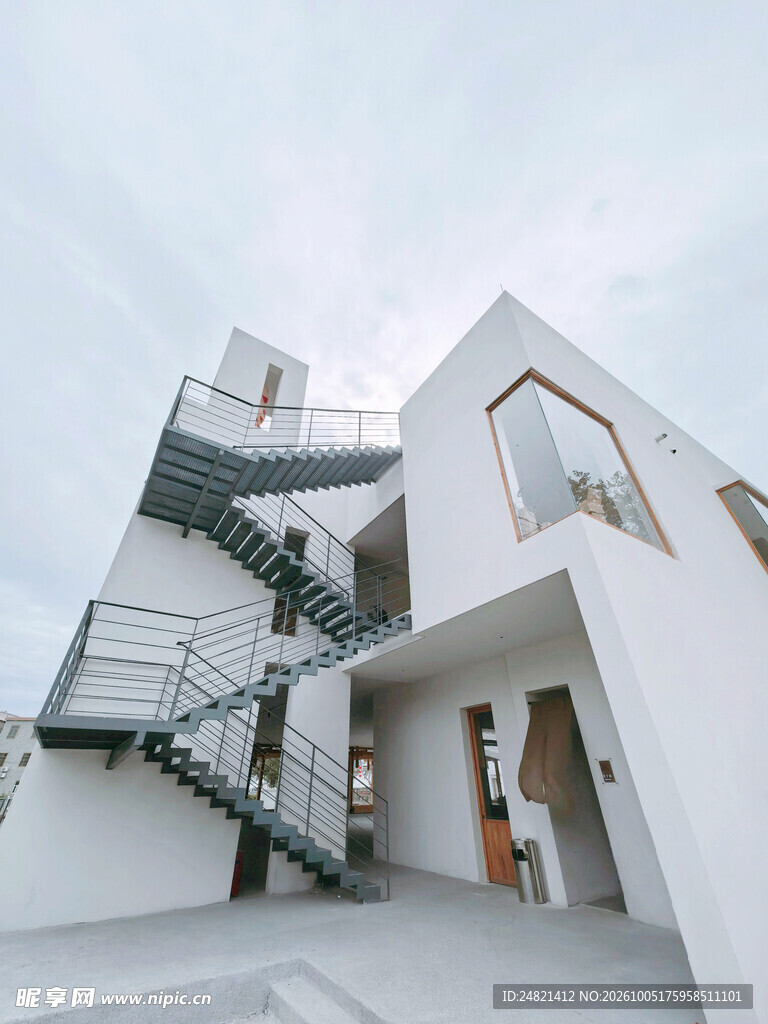 白色极简现代建筑外观