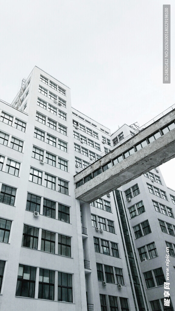 现代连廊建筑仰拍