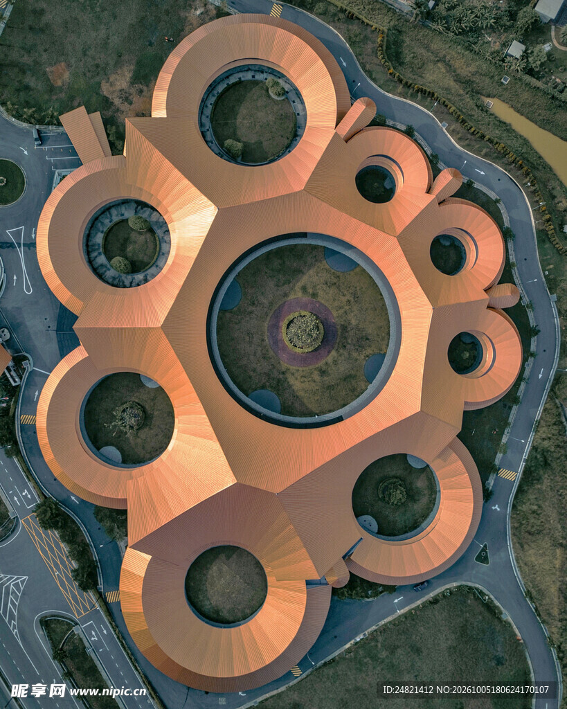 航拍花型创意滨水建筑