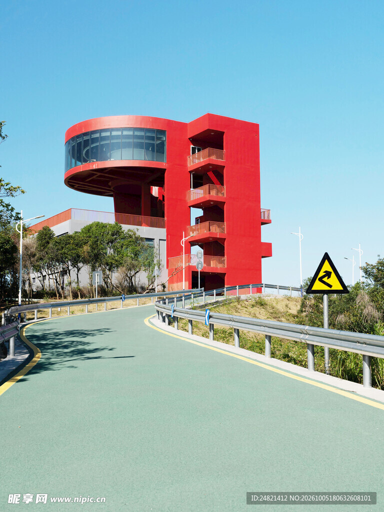 红色观景台公路风光